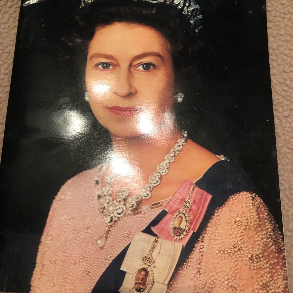 The Queen’s Silver Jubilee Pictorial Souvenir to Commemorate - Paperback